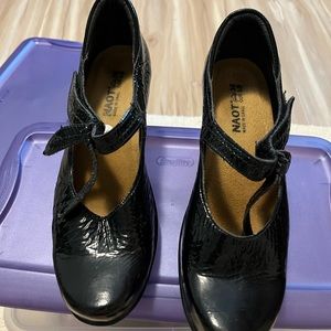 Naot comfort sandals. Excellent condition. I’m not sure if I ever wore these.